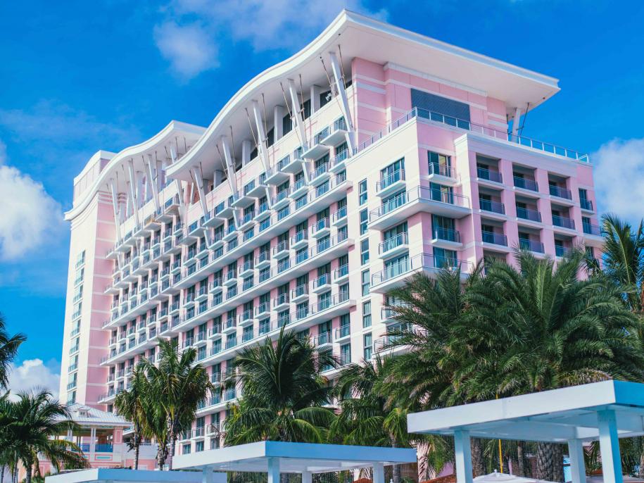 Hotel resort SLS Baha Mar com exterior cor-de-rosa, branco e azul