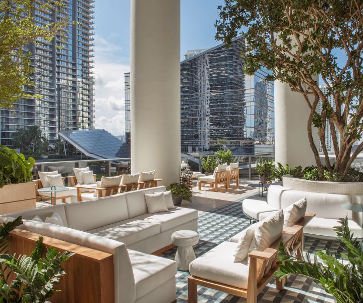 Jardim luxuriante no último piso, com assentos macios e vistas panorâmicas de Miami. 