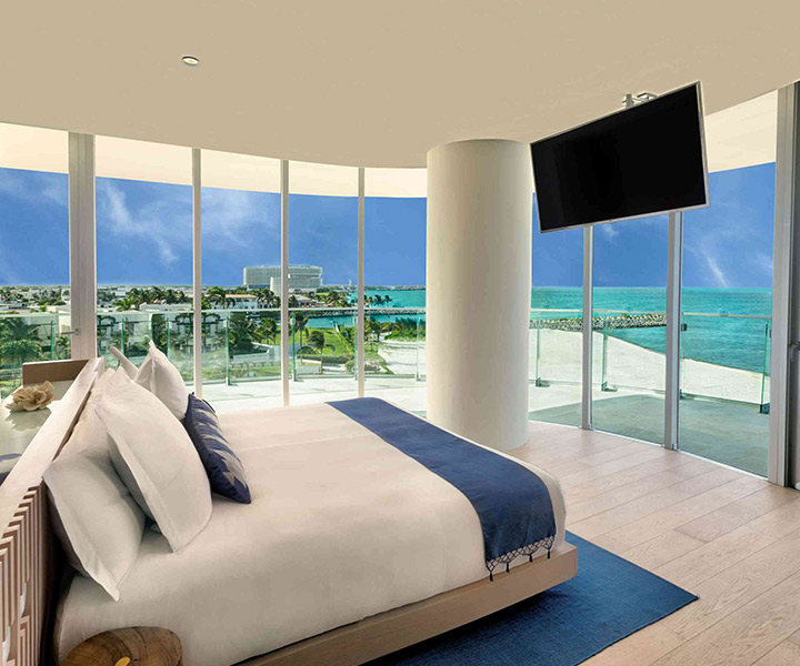 Chambre luxueuse avec lit king size, offrant une superbe vue sur l'océan. 