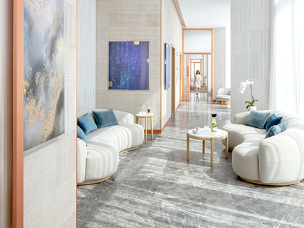 Couloir luxueux rempli de meubles élégants, créant une atmosphère sophistiquée et haut de gamme.