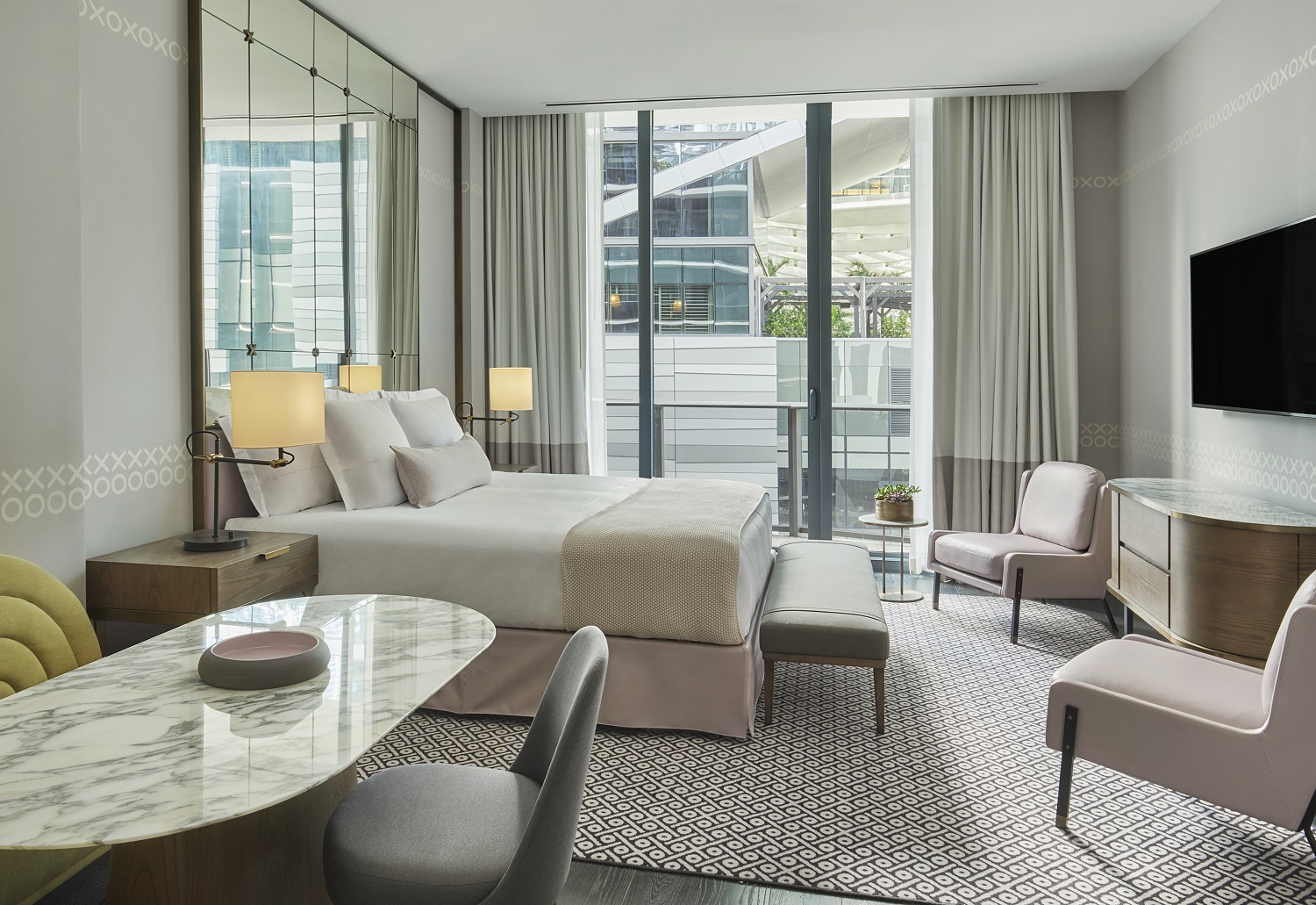Luxuoso quarto de hotel com uma cama confortável, uma cadeira elegante e uma TV de ecrã plano.