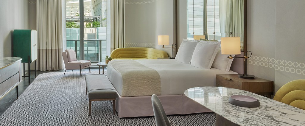 Lujosa habitación de hotel con una cómoda cama y un elegante sillón.