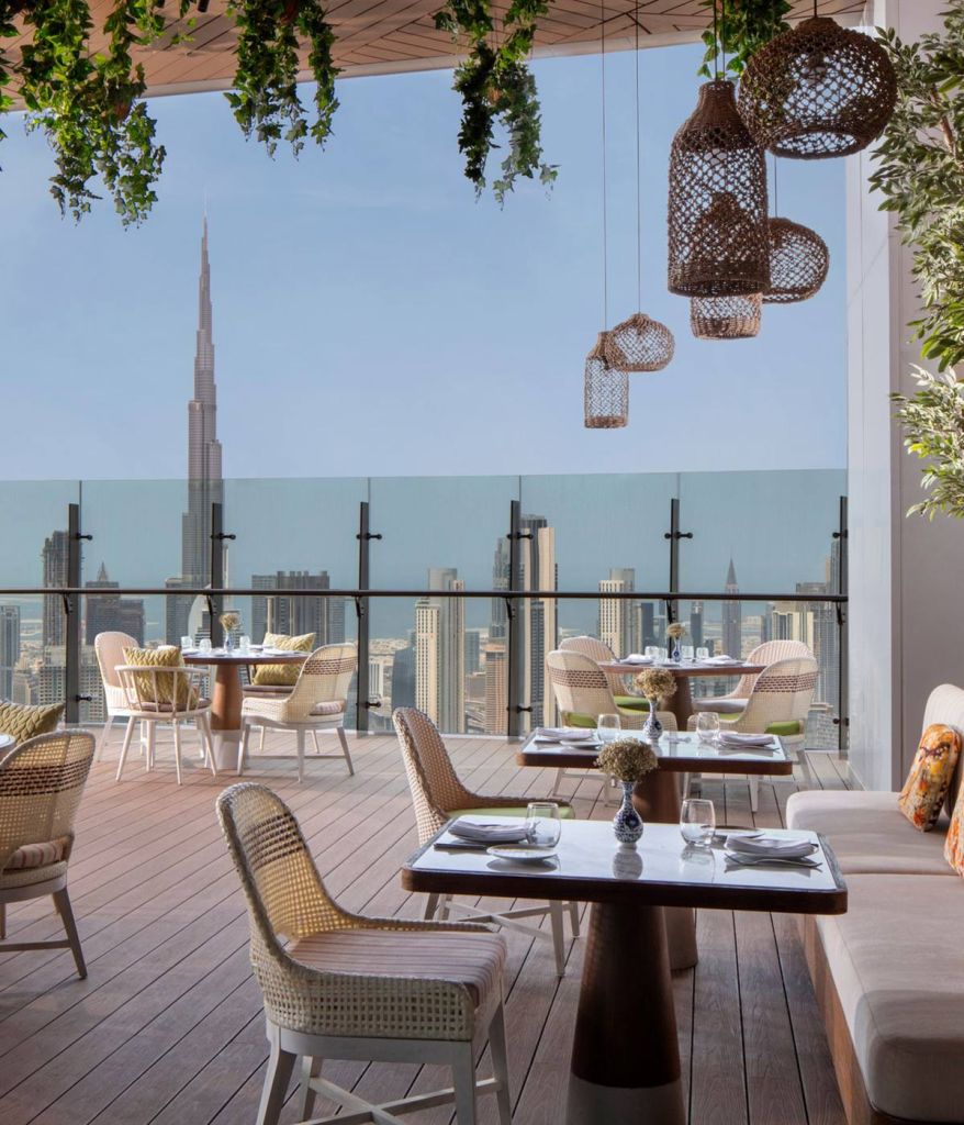 Área de estar no exterior do Fi'lia no SLS Dubai, com vista para a cidade, incluindo o Burj Khalifa