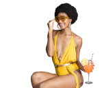 Mulher de vestido amarelo e óculos de sol, sentada com uma bebida na mão.
