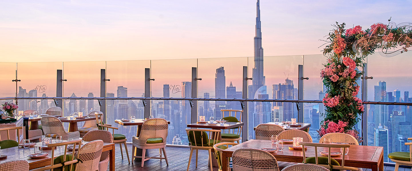 Patio al aire libre al atardecer en Fi'lia Dubai