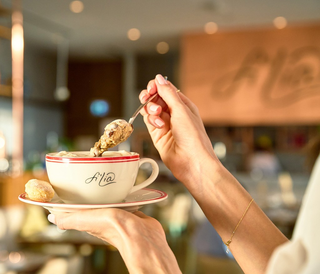 Tiramisu a ser comido numa chávena de café no Fi'lia Dubai