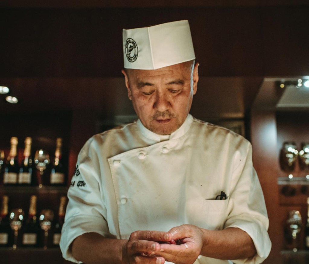 O chef Katsuya a cozinhar