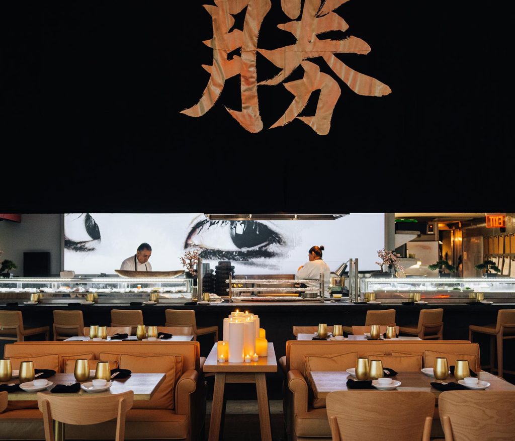Sala de jantar no Katsuya South Beach, com vista para o sushi bar