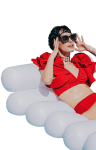 Une femme en bikini rouge se détendant sur une bouée gonflable.