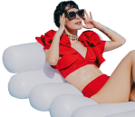 Uma mulher de biquíni vermelho a relaxar numa boia insuflável na piscina.