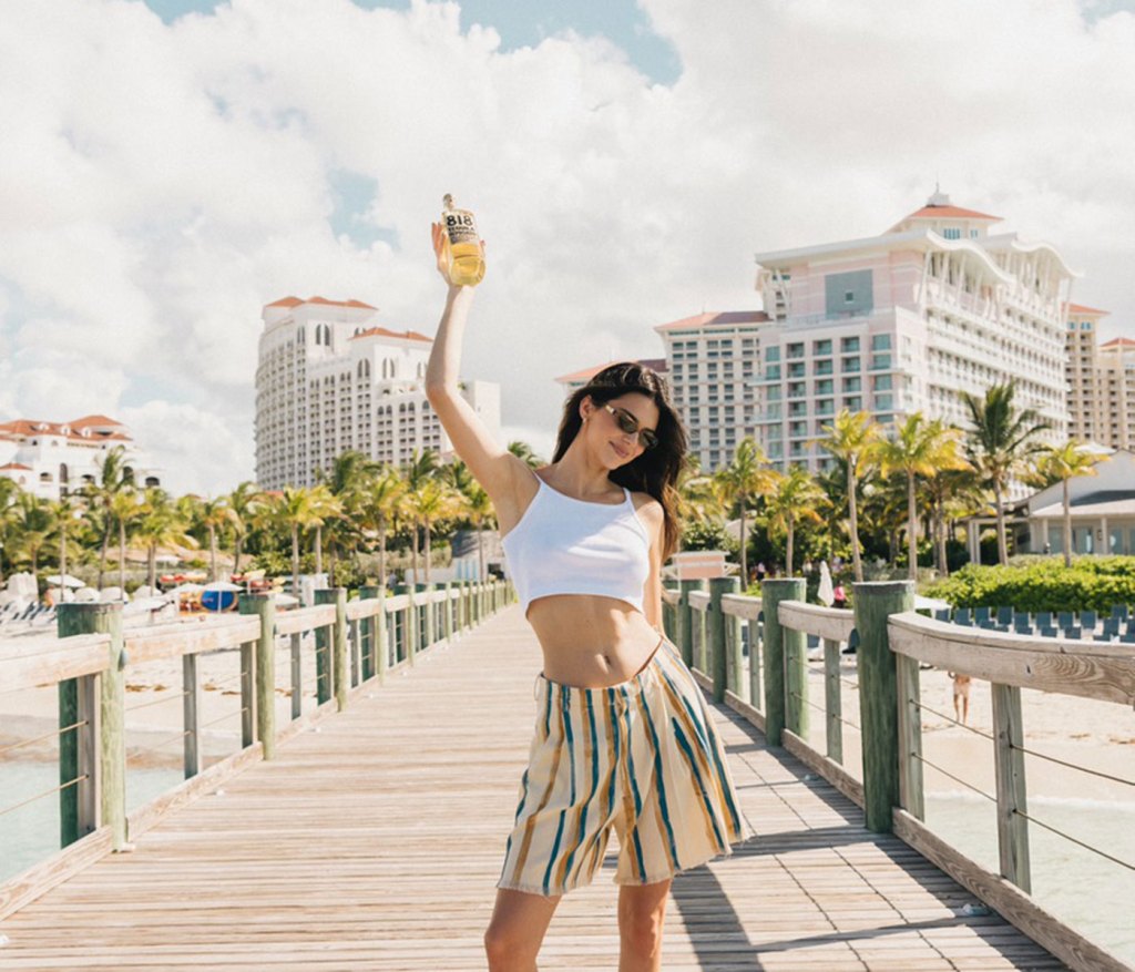 Kendall Jenner em pé num passeio no SLS Baha Mar, segurando a sua tequila 818