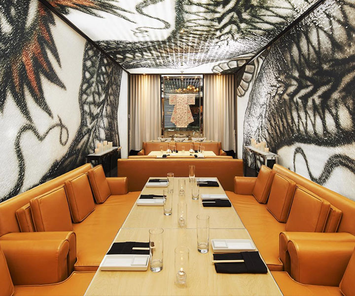 Restaurante Katsuya Baha Mar con un mural vibrante en la pared, que agrega un toque artístico al ambiente gastronómico.