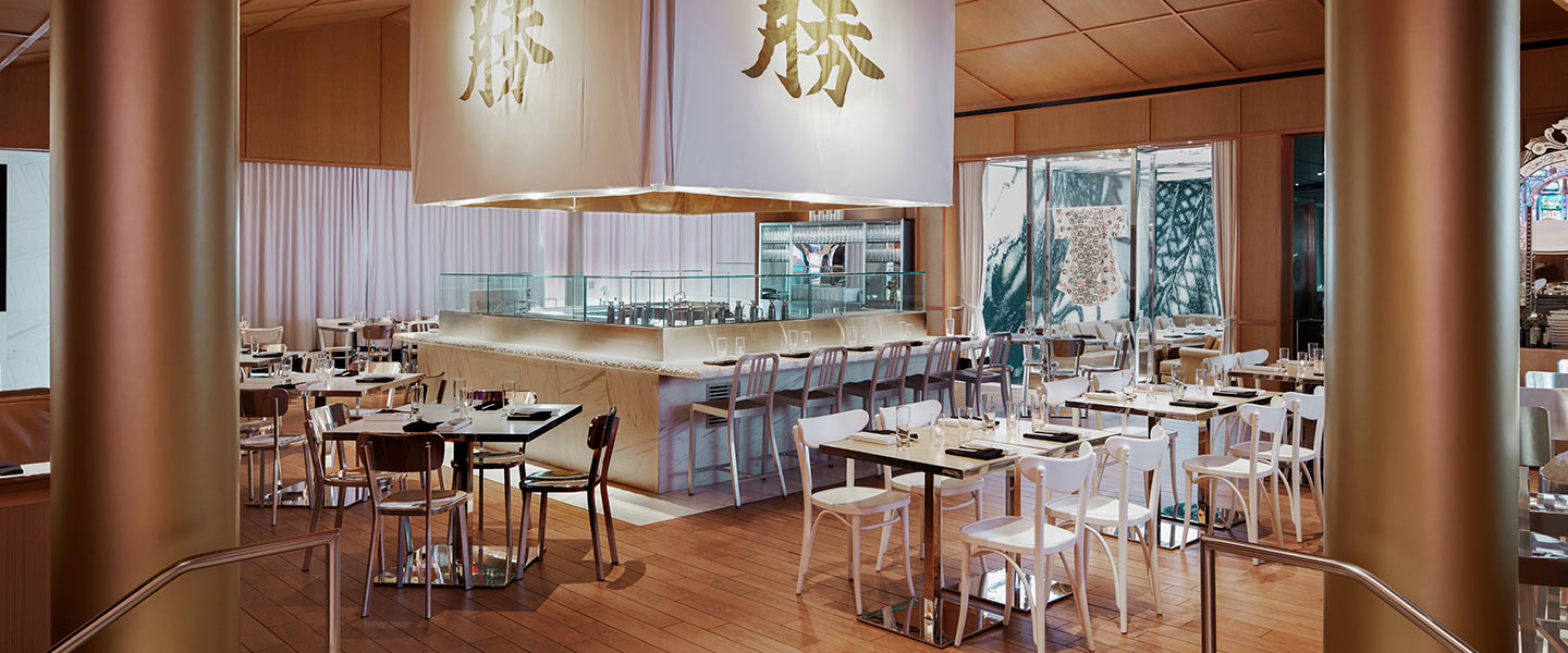 Restaurante Katsuya com uma grande sala de jantar