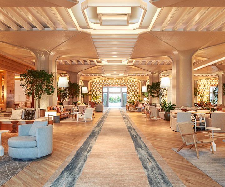 Magnifique hall SLS Baha Mar avec salon Monkey Bar, beaucoup de chaises moelleuses et naturelles.