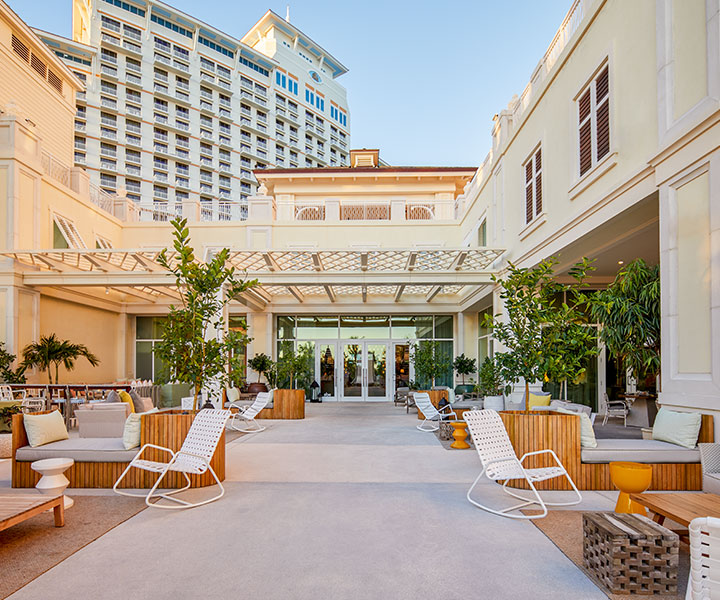 Terraço exterior com ambiente relaxante e sofisticado