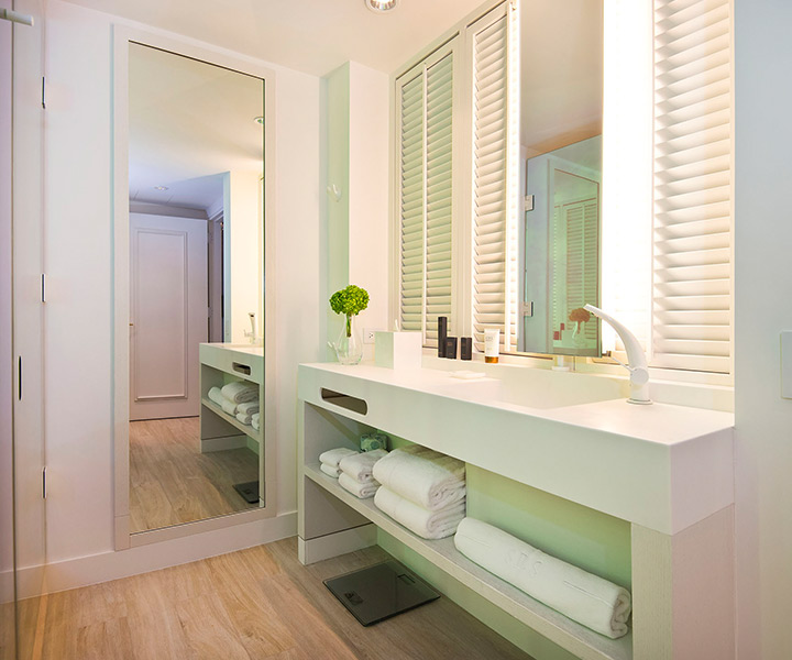 Salle de bain luxueuse avec lavabo élégant et grand miroir, parfaite pour se pomponner et se préparer pour la journée.