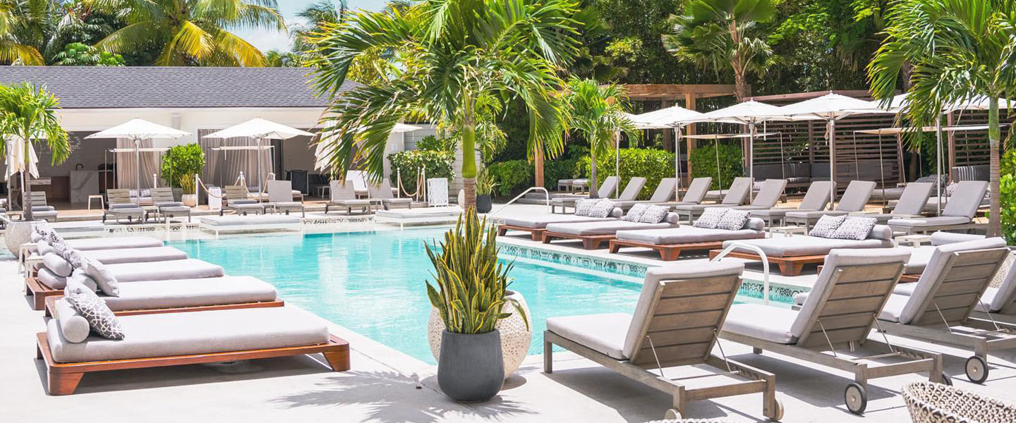 Espace piscine relaxant avec chaises longues et parasols