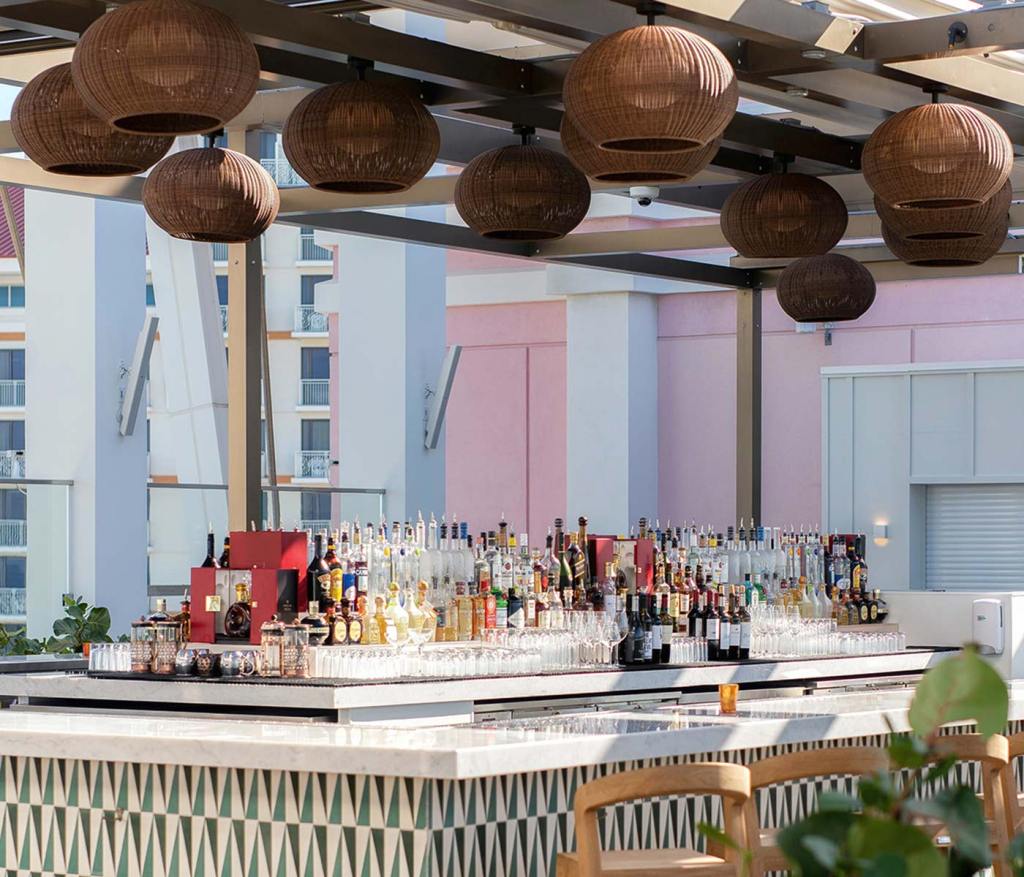 Image du bar du Skybar, bar sur le toit du SLS Baha Mar, avec des lanternes rondes suspendues au-dessus de la tête