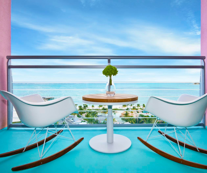 dos sillas en un amplio balcón con impresionantes vistas al mar