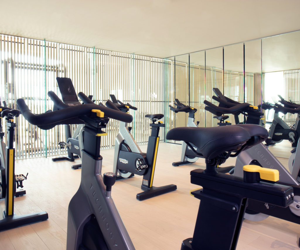 sala de spinning no centro de fitness