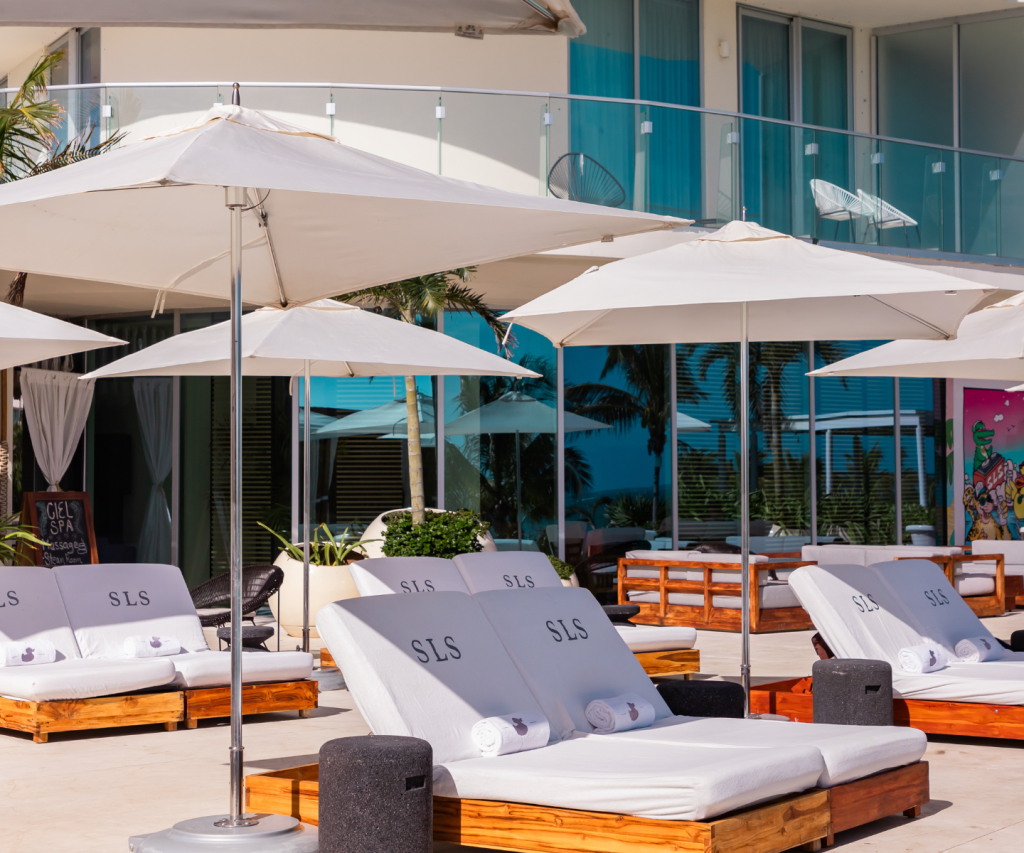 Chaises longues avec parasols