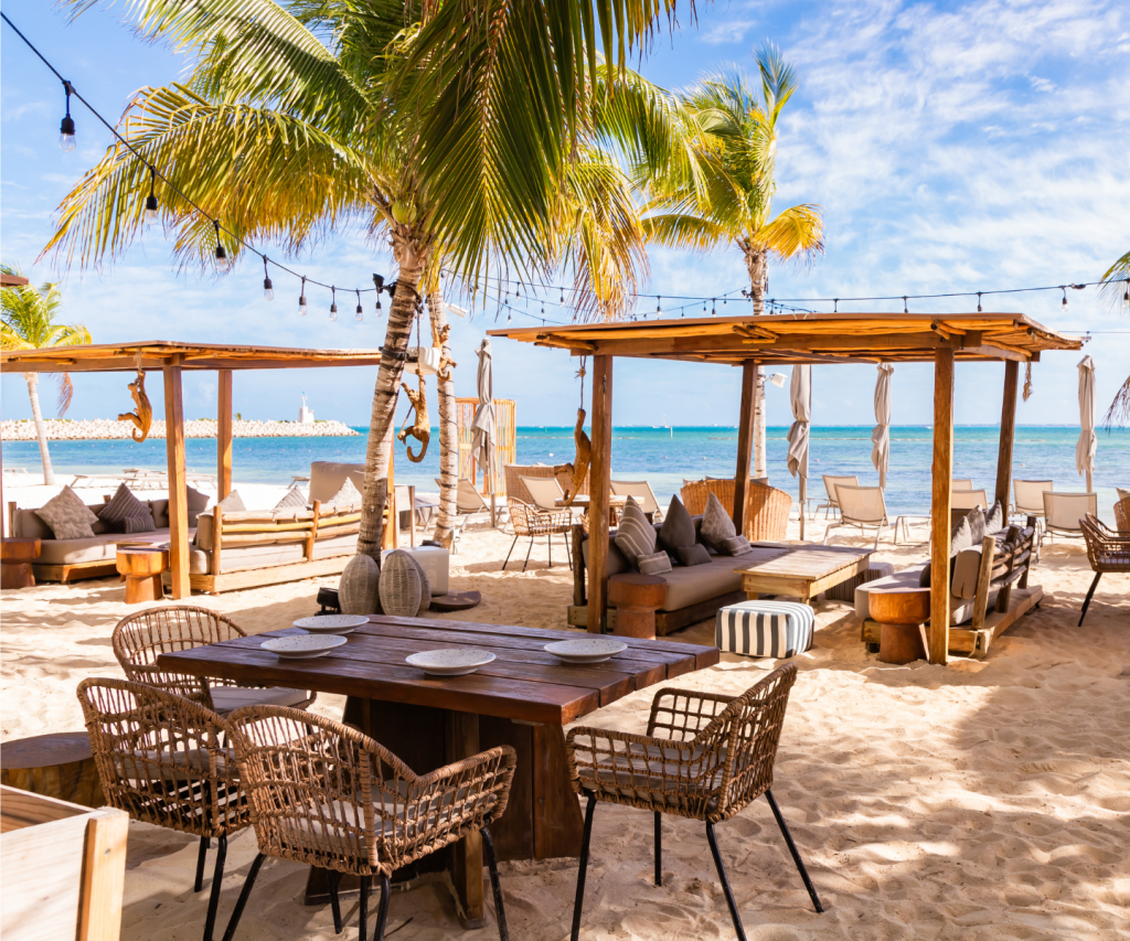 De nombreuses places assises au Bungalow Beach Club sur la plage