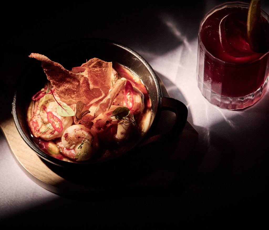 Plato con langostinos y cóctel rojo