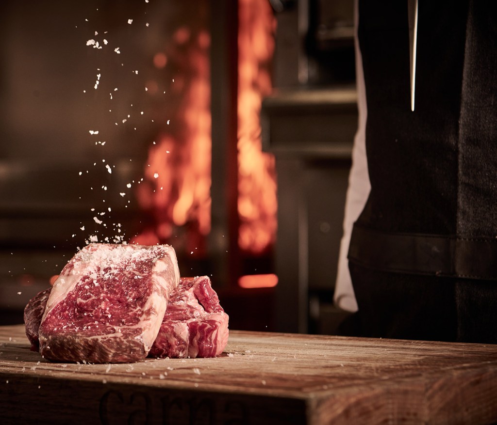 Dois pedaços de bife a serem salgados