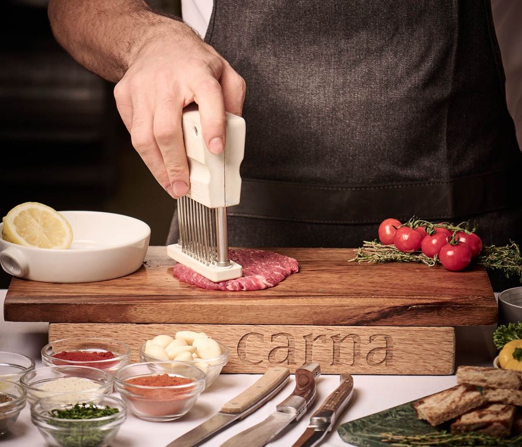 preparación de steak tartar en SLS Dubai