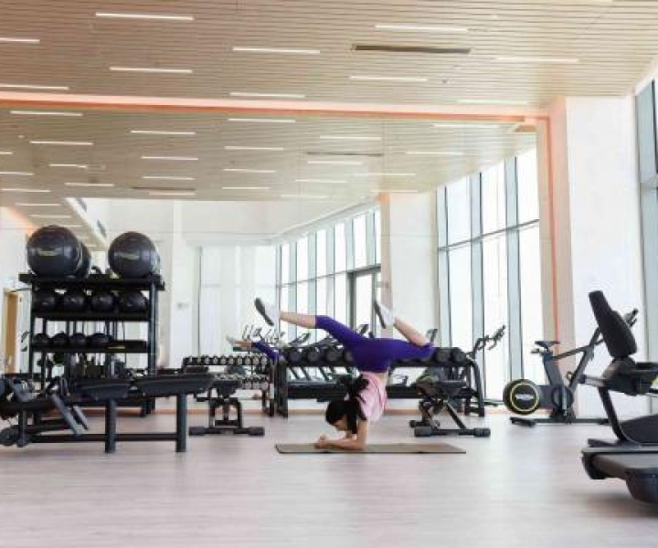 Mujer realizando una parada de manos en el gimnasio sls dubai