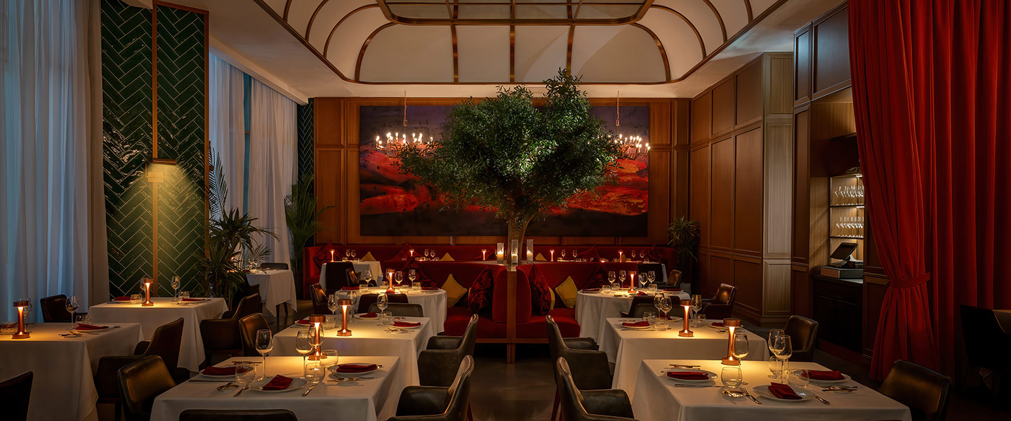 Salle à manger avec un arbre au centre du Carna Dubai