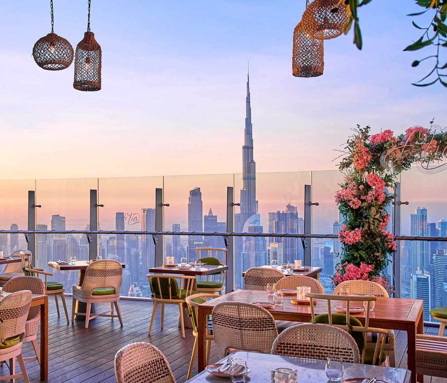 Terrasse extérieure au coucher du soleil au Fi’lia Dubai