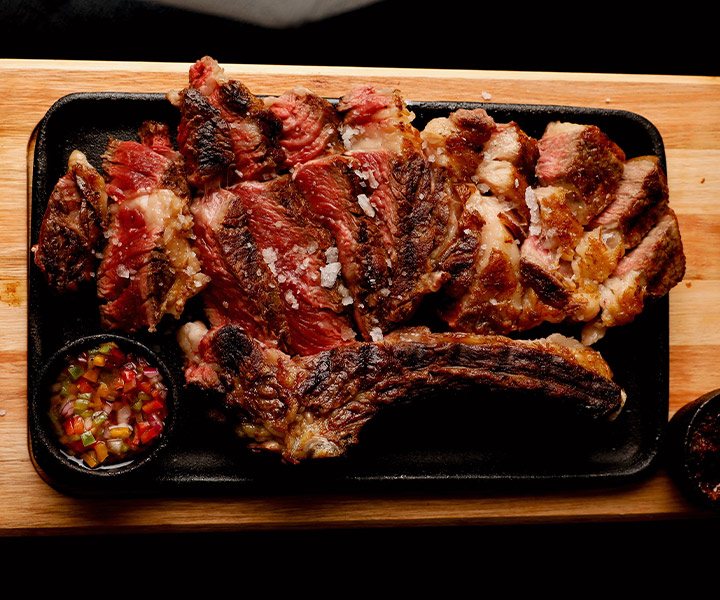 Un steak enfin préparé avec du sel et une garniture à part chez Leynia Puerto Madero.