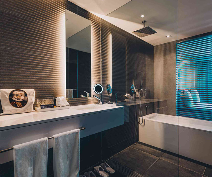 Une salle de bain magnifiquement décorée avec une baignoire immaculée et un lavabo élégant.