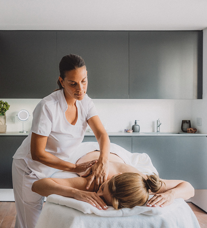 Massagista a dar uma massagem a uma mulher no Ciel Spa Puerto Madero.