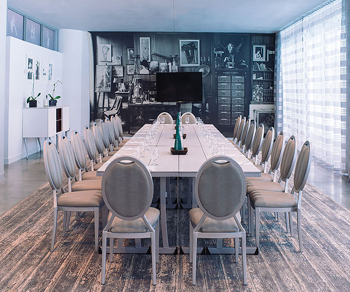Uma mesa branca espaçosa, perfeita para reuniões e espaços de trabalho.