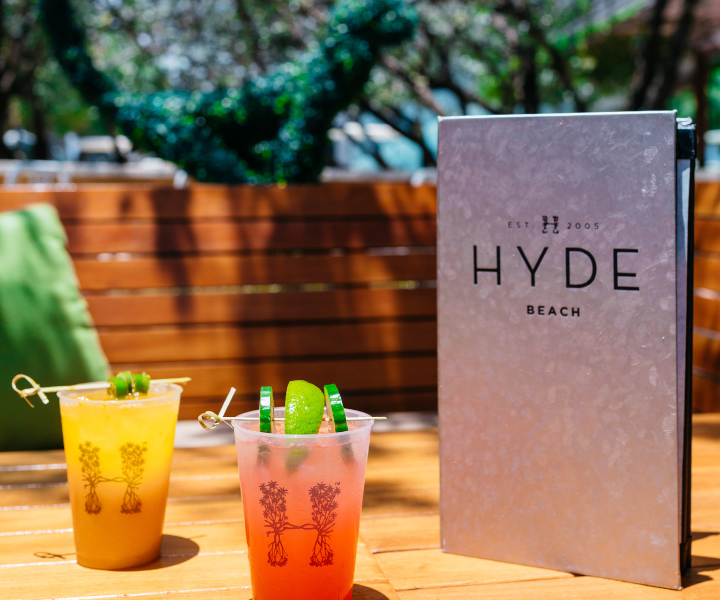 Un menú de Hyde Beach con dos bebidas coloridas