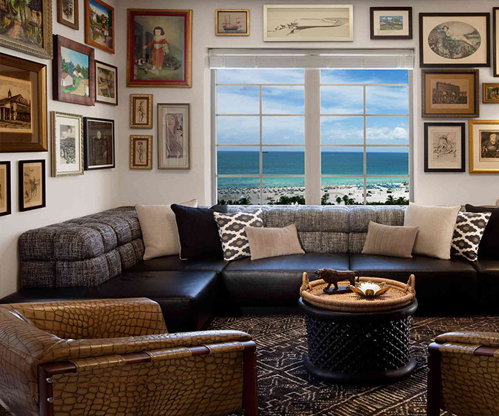 Uma luxuosa sala de estar adornada com um sofá macio, uma mesa de centro elegante e uma janela ampla com vista panorâmica.