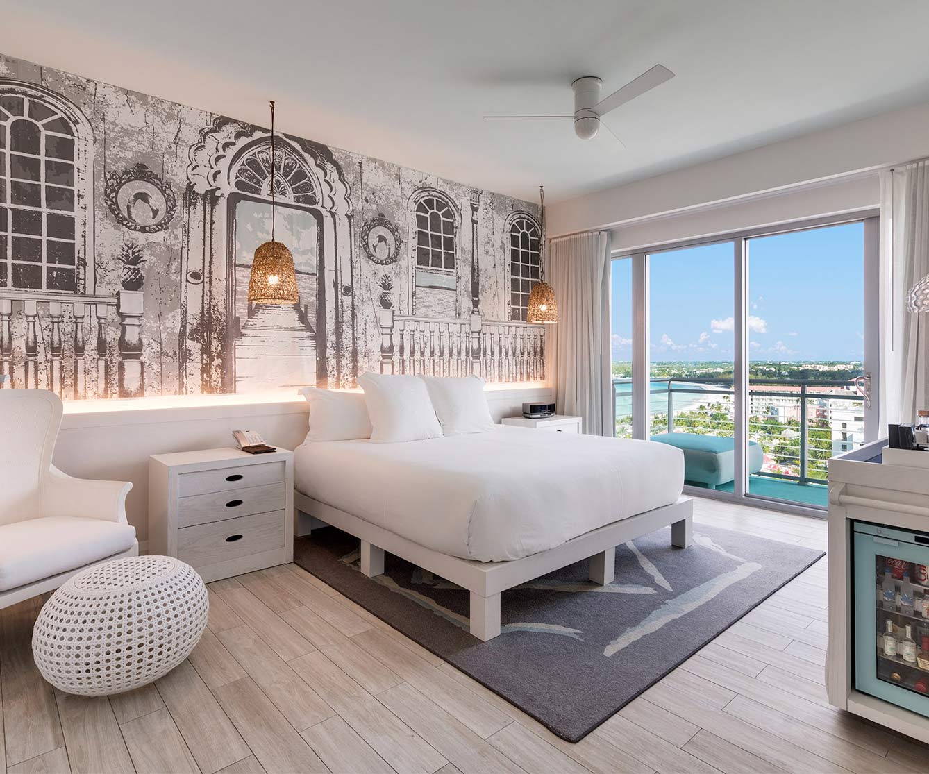 Una lujosa habitación de hotel con una acogedora cama, minibar y un exquisito mural.