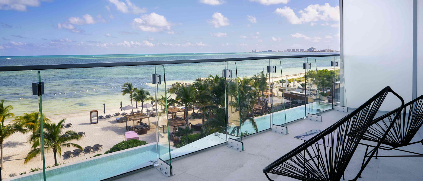 un patio spacieux avec deux chaises avec vue sur une plage sereine 