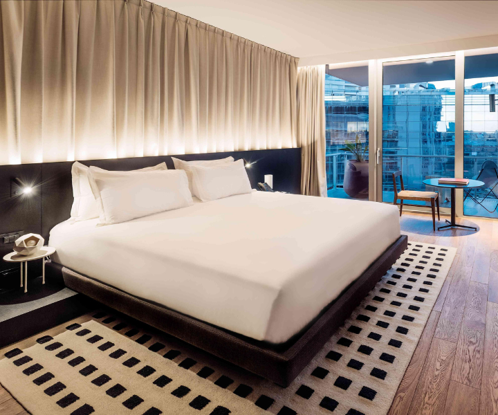 une chambre luxueusement aménagée avec des baies vitrées