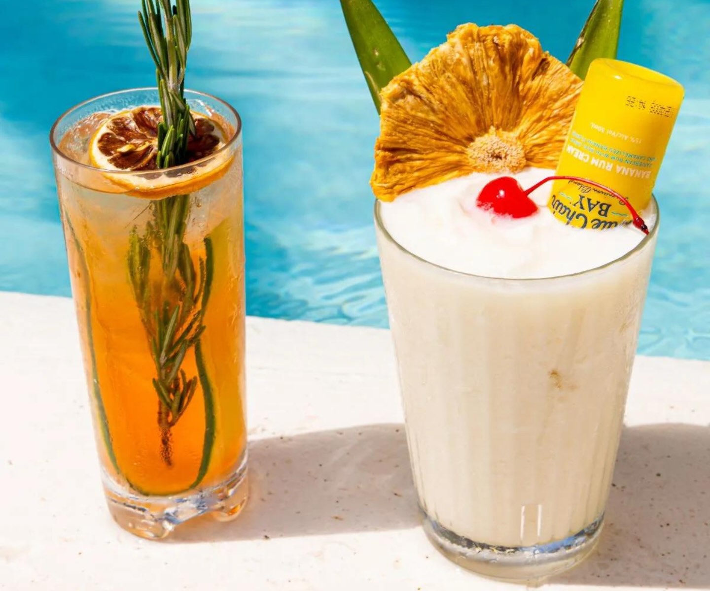 Botanic Spritz et Banana Colada au bord de la piscine à l'Altitude Pool &amp; Lounge