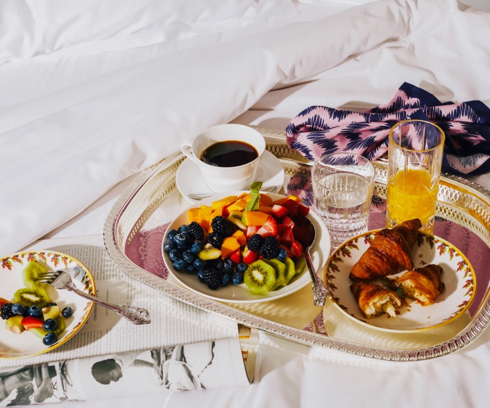 pequeno-almoço na cama com uma deliciosa variedade de alimentos e bebidas