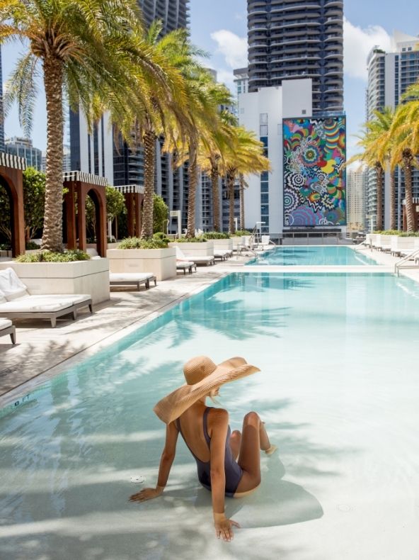 Un mannequin, coiffé d'un grand chapeau de soleil, observe les alentours de l'Altitude Pool &amp; Lounge