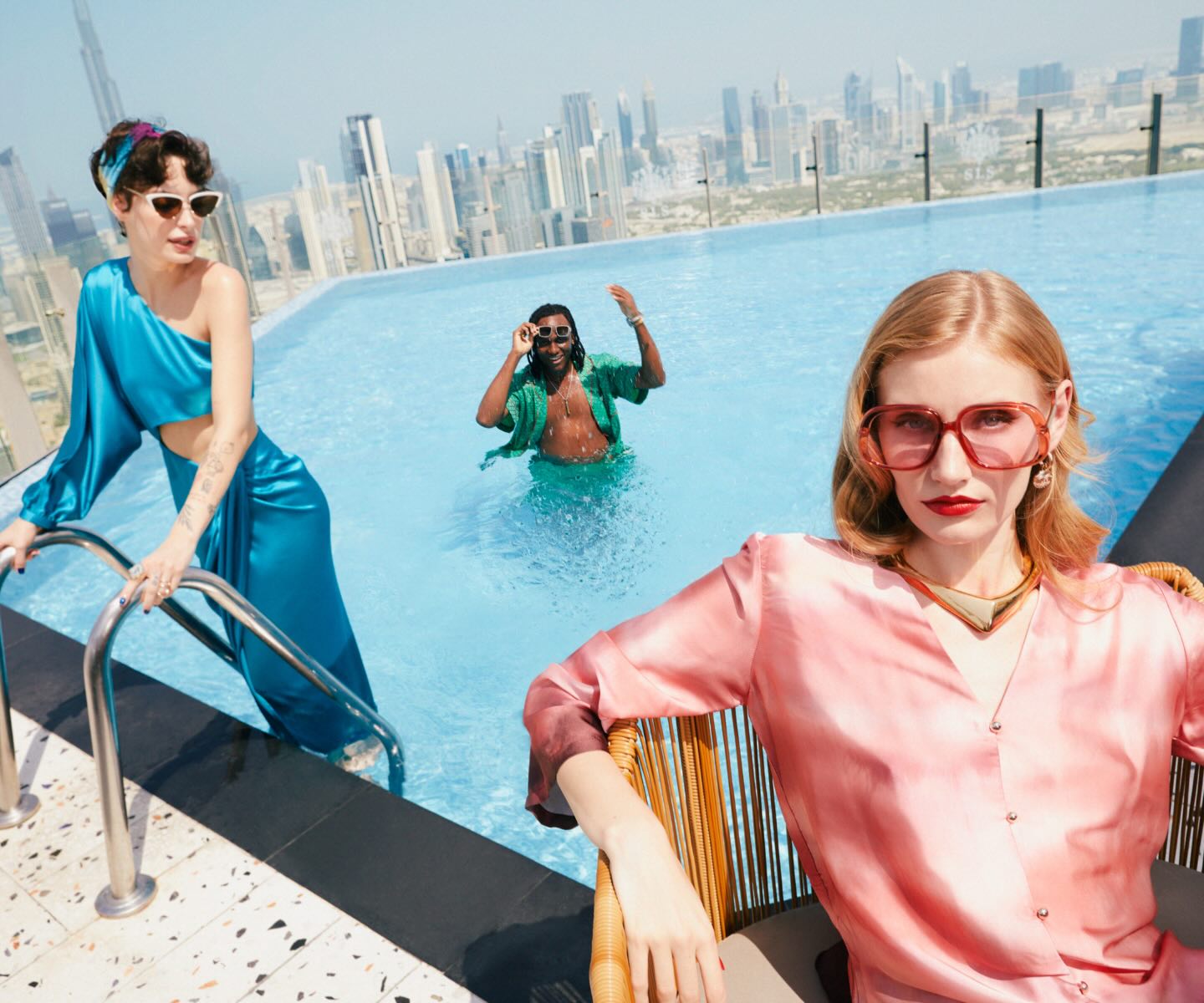 três pessoas na piscina no alto do SLS Dubai, com roupa elegante