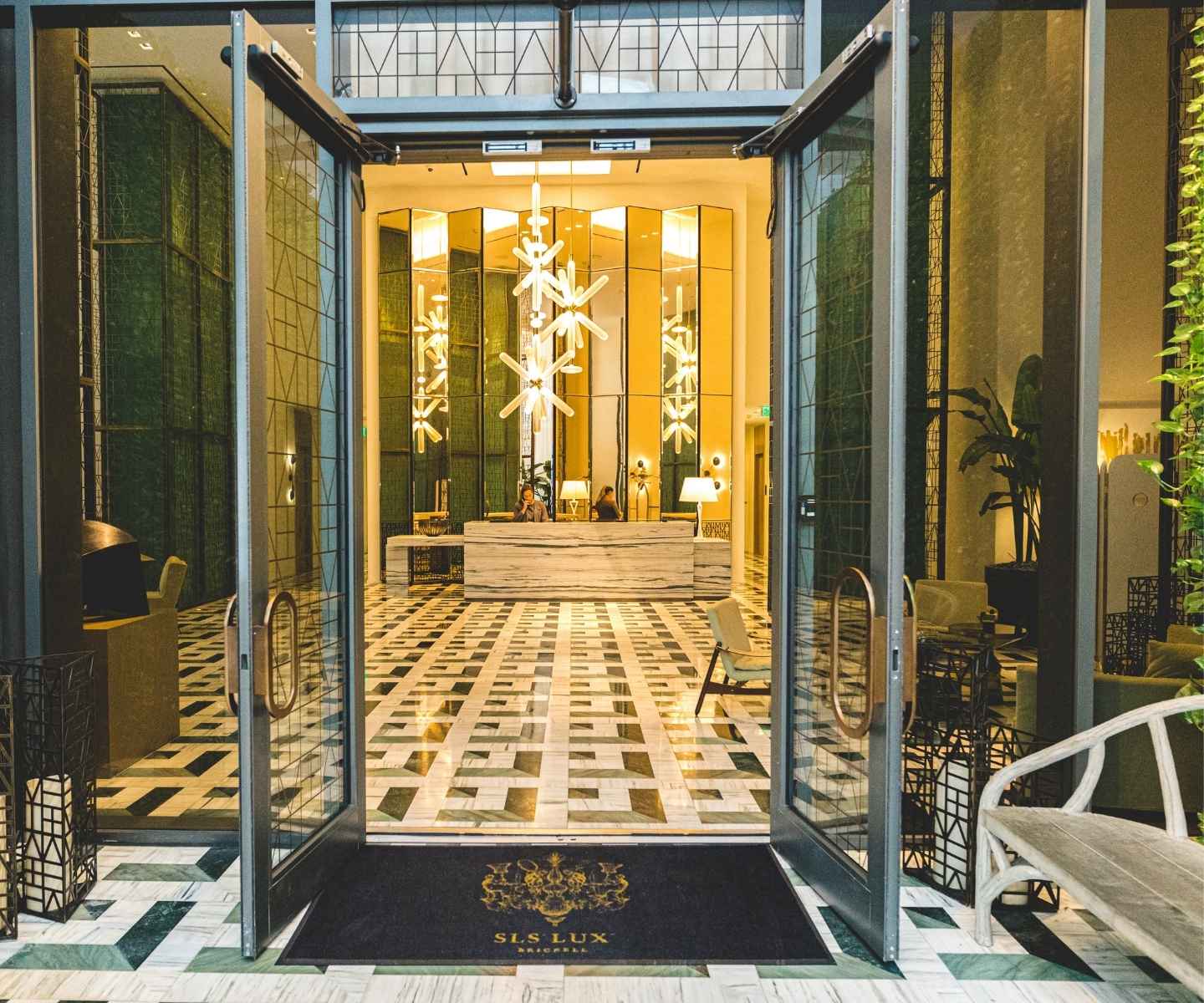 les portes s'ouvrent sur le hall de l'hôtel de luxe SLS Lux Brickell