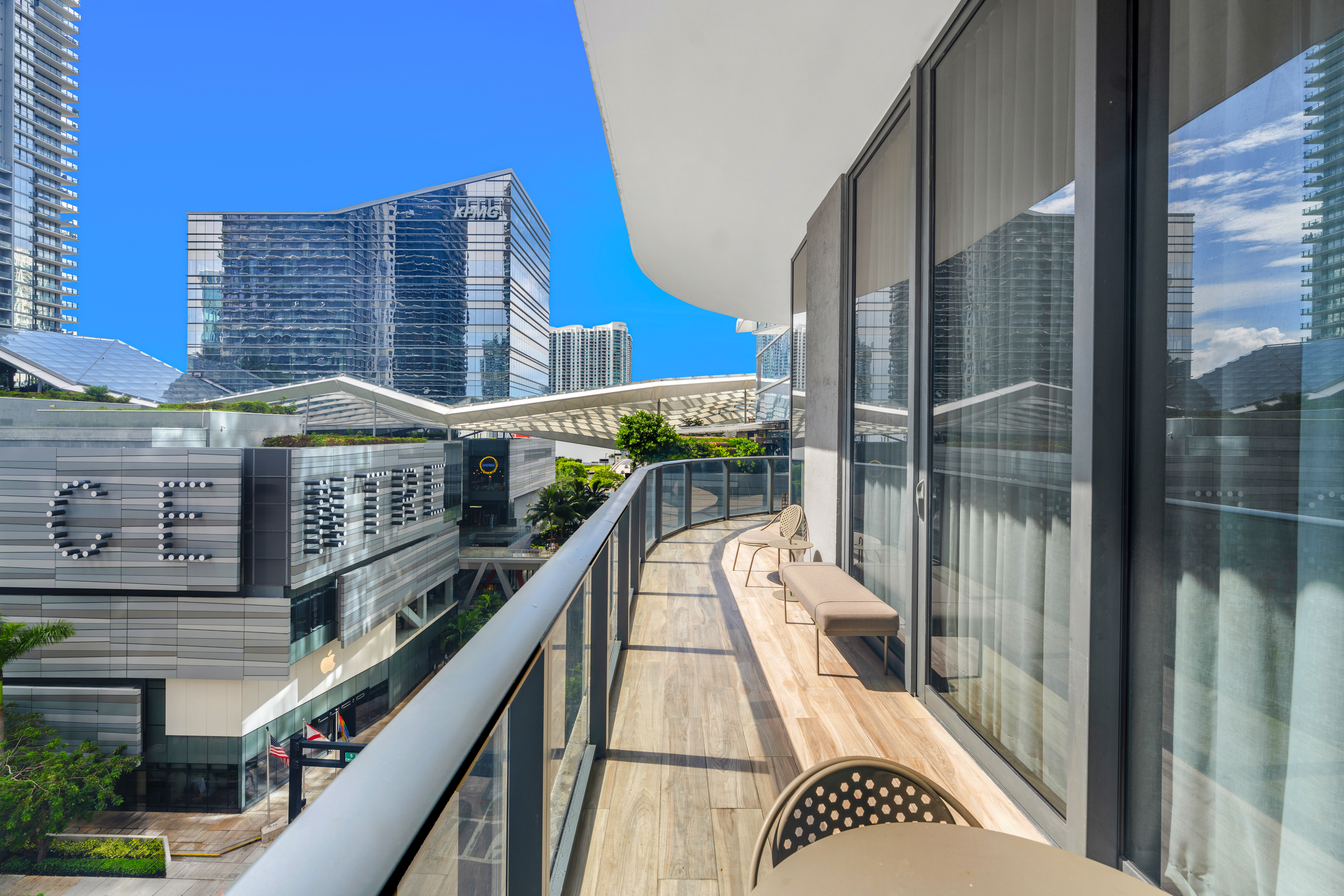 Suite 2 chambres à l'SLS Lux avec vue depuis le balcon